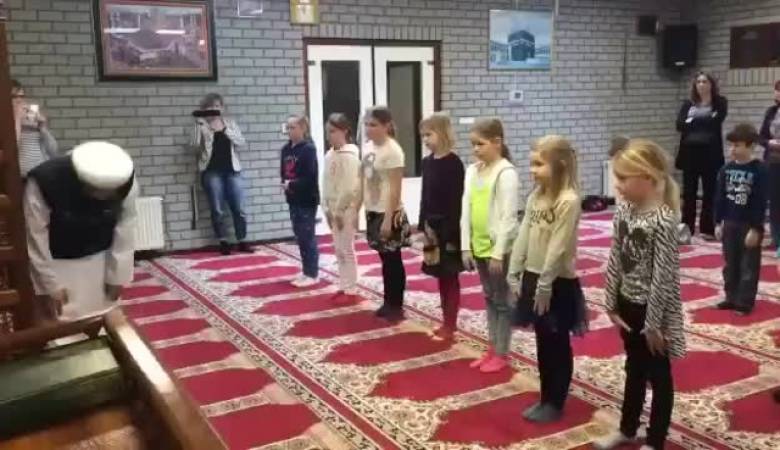 بالفيديو والصور: غضب في هولندا لأطفال يعلمهم شيخ الصلاة