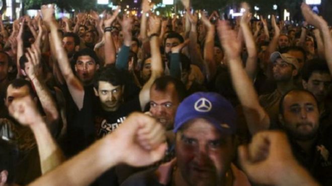 بالصور.. مقتل شرطي وإصابة العشرات في عملية احتجاز رهائن بأرمينيا