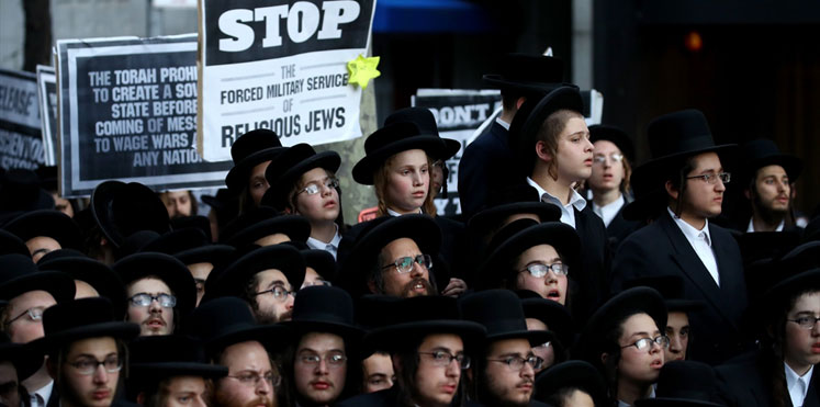 آلاف اليهود الأرثوذوكس ينظمون مظاهرة أمام مبنى الأمم المتحدة احتجاجاً على التجنيد