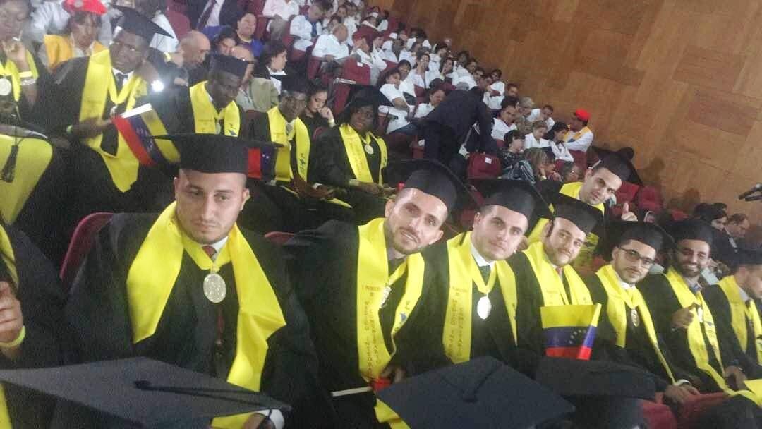 الرئيس الفنزويلي يخرج الدفعة الثانية من أطباء منحة الشهيد ياسر عرفات