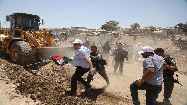 الاحتلال يستولي على 4 مركبات إحداها لوكالة "وفا" في الخان الأحمر