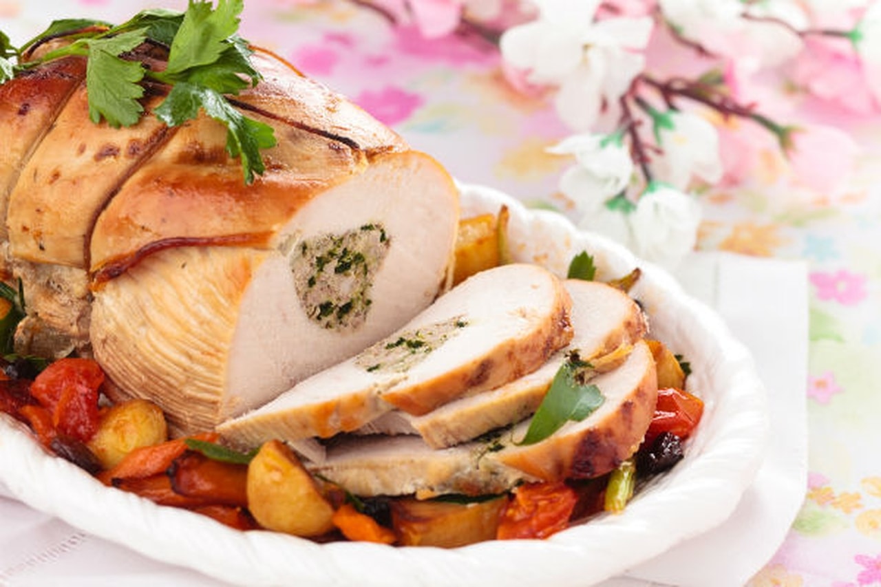 صدور الديك الرومي المشوي بحشوة البندق