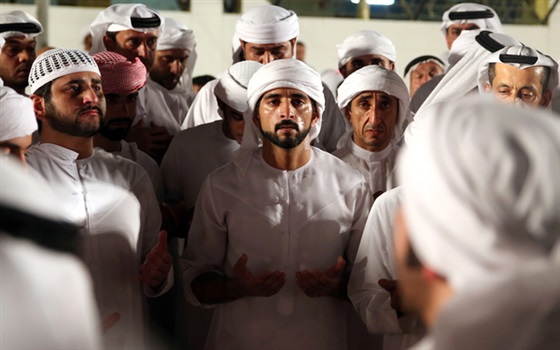 بالفيديو والصور : بكاء نجل حاكم دبي على فراق شقيقه يدمي قلوب الإماراتيين