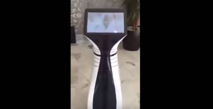 بالفيديو  : حينما ترغب بالذهاب إلى الحمام في برج خليفة!!!