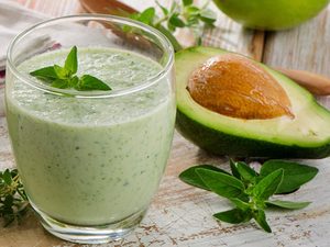 سموثي الأفوكادو والتفاح