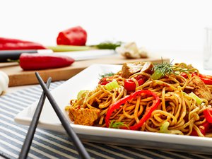 نودلز الدجاج بالخضار طبق صيني شهي