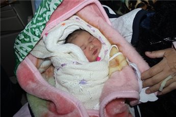 أسير يرزق بطفلة بعد تهريب نطفه