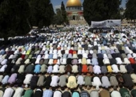 مئات من اهالي غزة يتوجهون الى القدس للصلاة