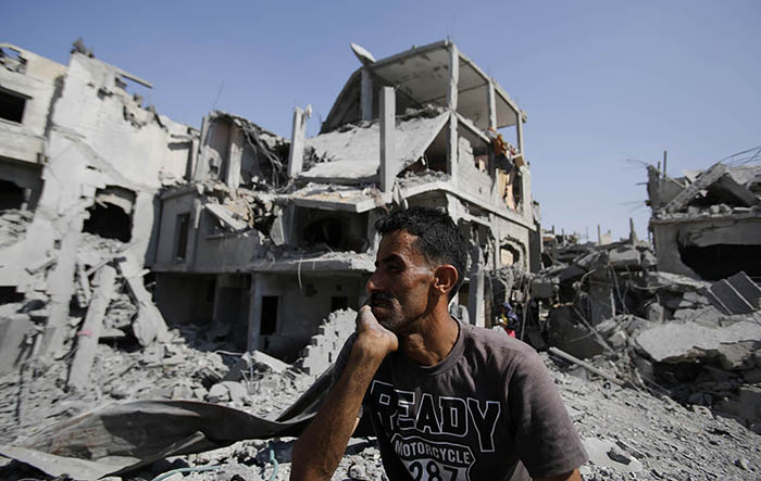 الأشغال تعلن أسماء 970 متضررًا كليًا لتلقي مواد البناء والأونروا تلعن صرف مساعدات لـ505 أسرة لاجئة