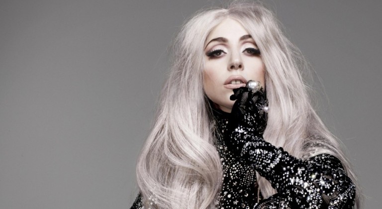 ليدي غاغا سعيدة بعد “قبلة” نائب الرئيس