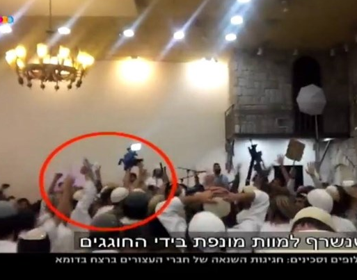 بالفيديو ..القناة العبرية العاشرة تعرض مشاهد لارهابيين يهود يطعنون صورة الطفل دوابشة
