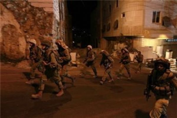 الاحتلال يقتحم منزل مطارد للمرة الثالثة على التوالي ويهدده بالاغتيال
