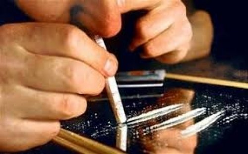 أم تبلغ الشرطة عن ابنها لتعاطيه المخدرات