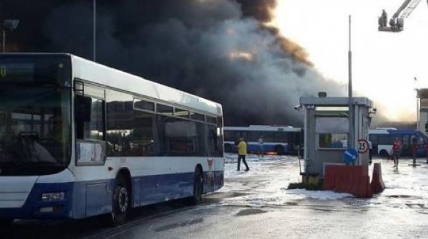 بالصور والفيديو: اندلاع حريق في محطة حافلات اسرائيلية جنوب "تل أبيب"