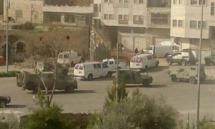 بعد تنفيذه عملية طعن : الاحتلال يداهم منزل الشهيد العجلوني في الخليل
