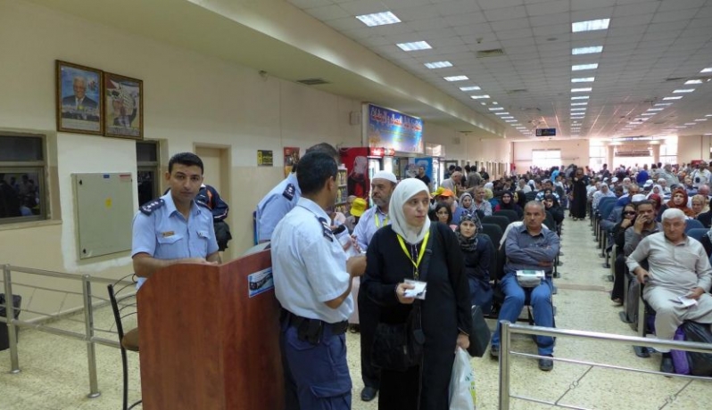 الاحتلال يمنع 14 مواطنًا من السفر عبر معبر الكرامة