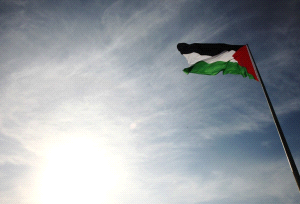 علم فلسطين معانقاً سماء طولكرم