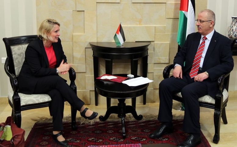 الحمد الله وقنصل السويد يبحثان أزمات الكهرباء وموظفي غزة