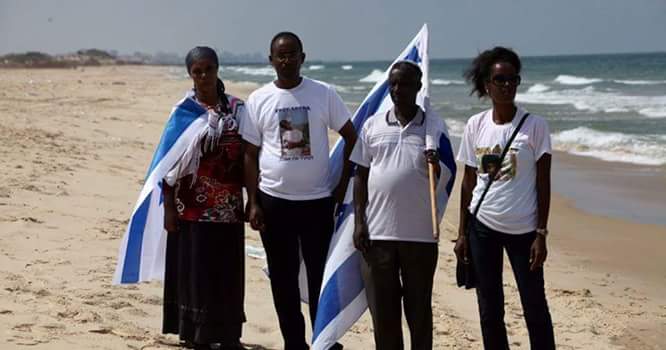 بالصور: عائلة الجندي "منغستو" تتظاهر على الحدود الشمالية لقطاع غزة