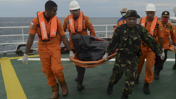 50 قتيلاً إثر انهيارات أرضية في أندونيسيا