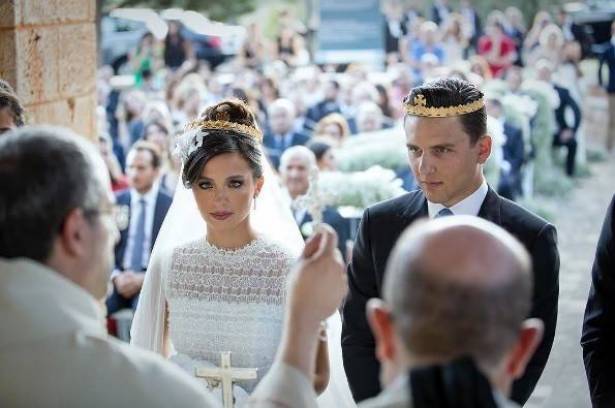 بالفيديو.. ماريتا تغنّي بالجينز والعروس تستريح على الارض!