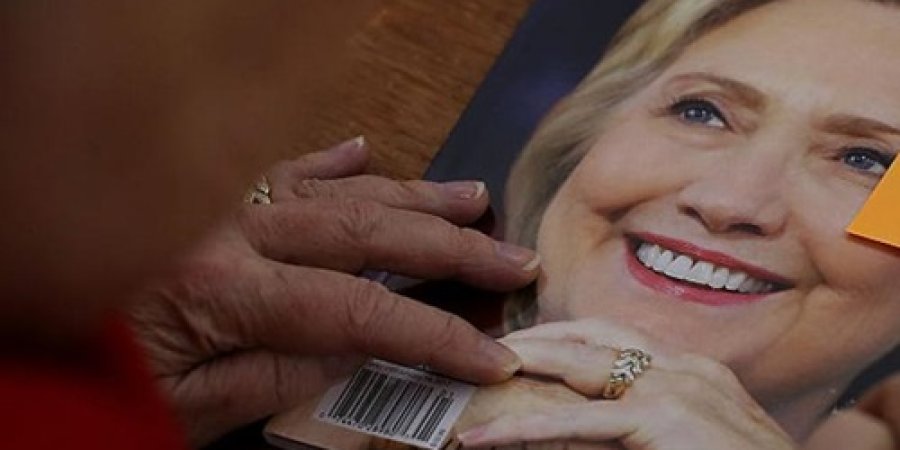 كلينتون تلقي باللائمة على إف.بي.آي في خسارتها