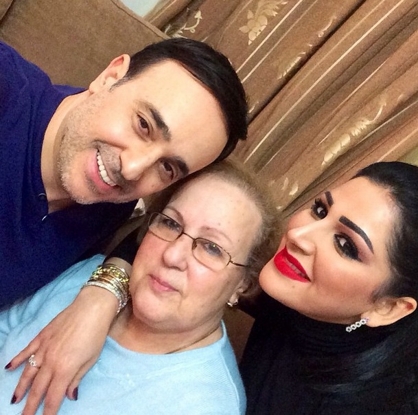 صابر الرباعي إحتفل مع زوجته بعيد ميلاد والدته