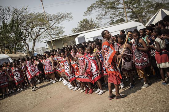 بالتفاصيل : مصرع 38 فتاة قبل ذهابهن للرقص أمام ملك سوازيلاند لاختيار زوجة منهن  "من الزواج ما قتل"