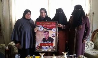 احتجاز والدة الأسير أحمد الشنا على "إيرز"