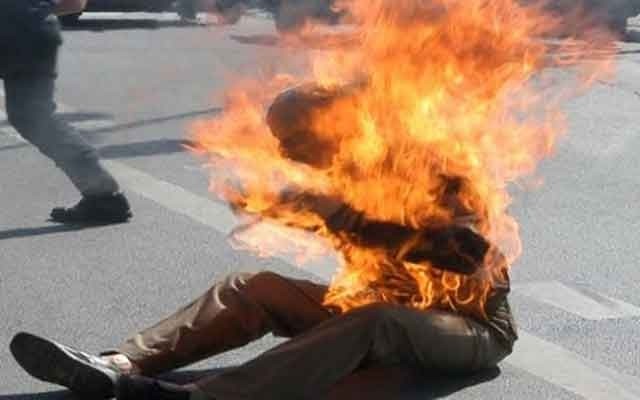 بالفيديو: إنقاذ موظف حاول إحراق نفسه أمام مقر "الأونروا" بغزة