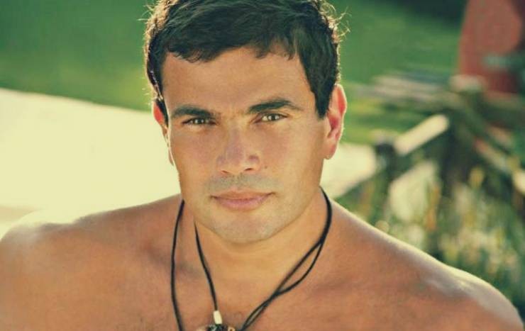 شاهدوا :  تسريب فيديو صادم لعمرو دياب مع معجبيه.. وهذا ما فعله بهم!