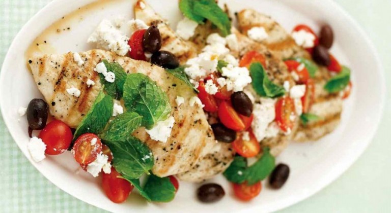 شرائح الدجاج المشوية مع السلطة اليونانية
