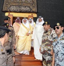 نيابة عن خادم الحرمين.. أمير مكة يقوم بغسل الكعبة المشرفة