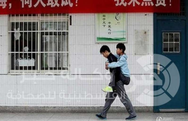 دين رحمة و أخلاق : طالب صيني يحمل صديقه المعاق ثلاث سنوات إلى المدرسة