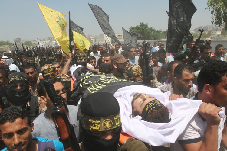 بالصور.. جماهير غفيرة من الجهاد الاسلامي تشيع جثمان شهيدها اللحام بخانيونس