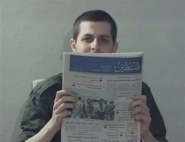 تفاصيل جديدة.. الأسير جلعاد شاليط يصف كيفية المعاملة أثناء أسره