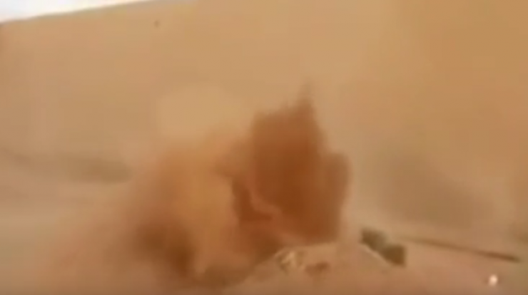 بالفيديو : القبر يرفض دفن ميت عند وضع التراب عليه!