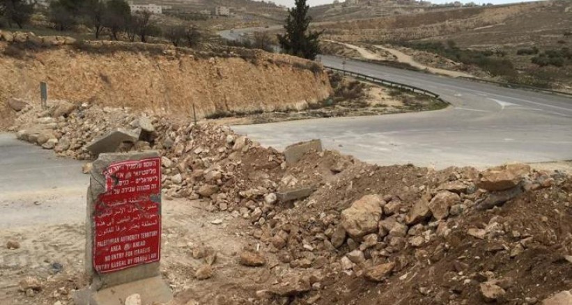 الاحتلال يغلق طريقاً  بالسواتر الترابية شرق بيت لحم