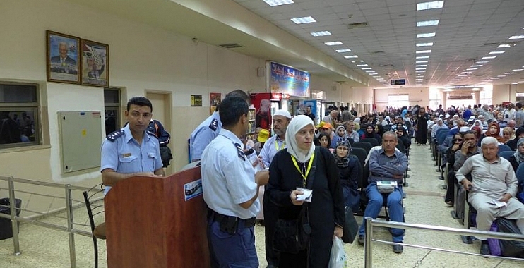 سلطات الاحتلال تمنع مواطنين من السفر عبر معبر "الكرامة"