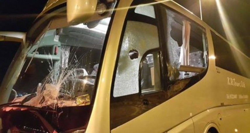 إصابة 4 مستوطنين جراء رشق حافلة إسرائيلية بالحجارة في القدس