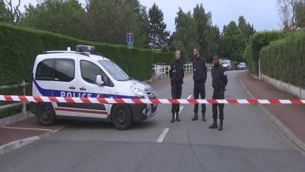 الشرطة الفرنسية تلقي القبض على ثلاثة أشخاص مشتبهين بقتل الشرطي وزوجته