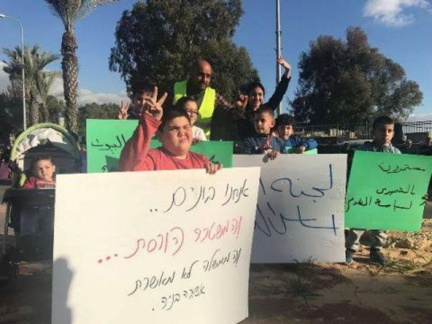 أهالي قلنسوة ينظمون وقفة احتجاجية بسبب سياسة الهدم