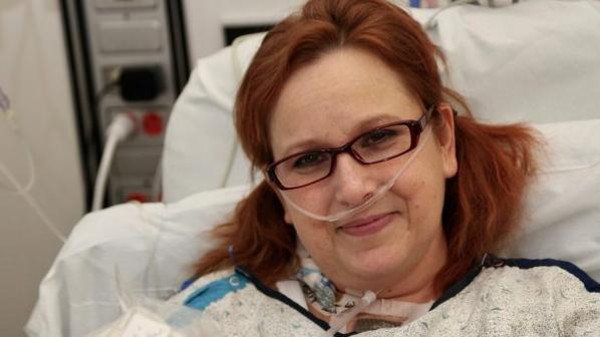 بالصور: لأول مرة بالتاريخ.. سيدة تُمسك قلبها بيديها