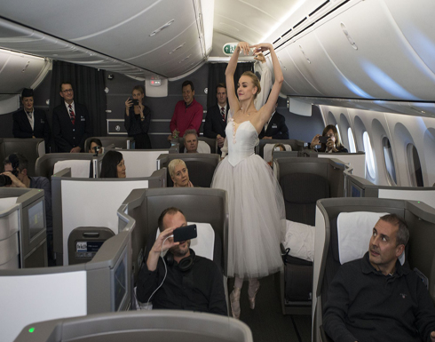 شاهدوا بالفيديو : أول رقصة باليه على متن طائرة في السماء