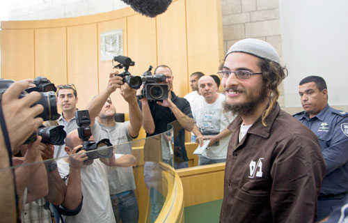 اليمين يقتل، واليسار يغني