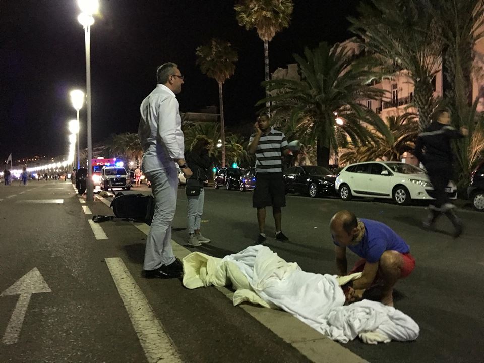 بالفيديو والصور: أكثر من 80 قتيل ومئات الجرحى في هجوم إرهابي بمدينة نيس الفرنسية