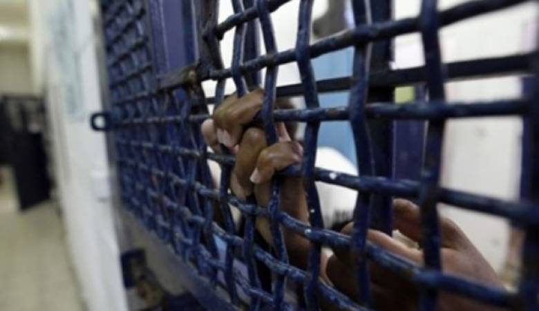 5 أسرى يدخلون أعواماً جديدة داخل سجون الاحتلال