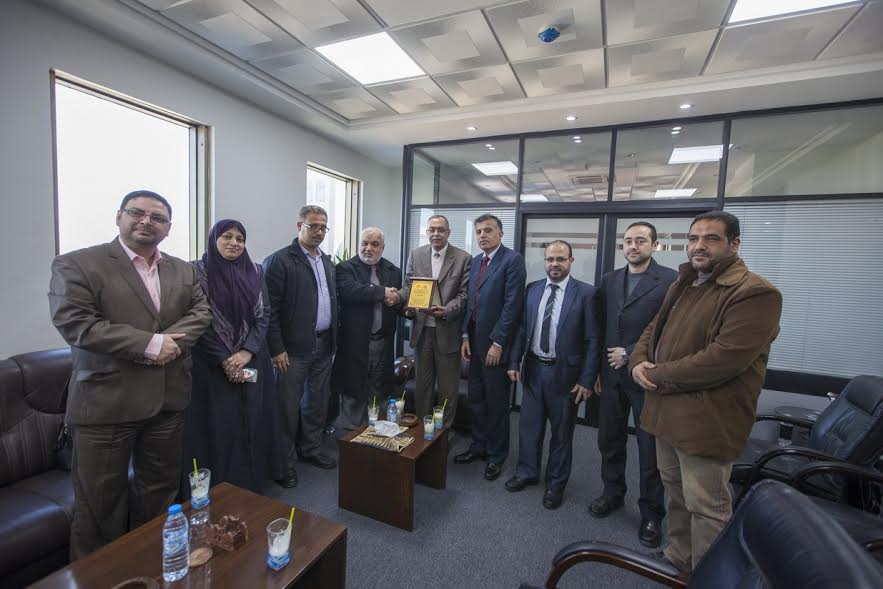 ديوان الموظفين العام يكرم الكلية الجامعية