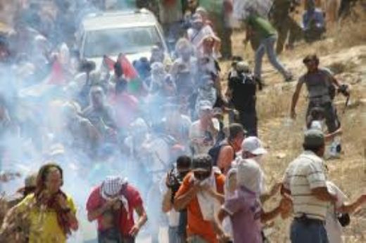 إصابة العشرات بالاختناق في مسيرة بلعين الأسبوعية