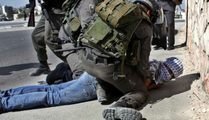 جنود الاحتلال تنكّل بأسيرين أثناء اعتقالهما